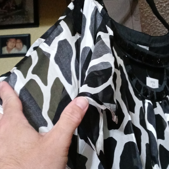 Cache Black & White Giraffe Print Blouse w/Studs - Picture 4 of 5